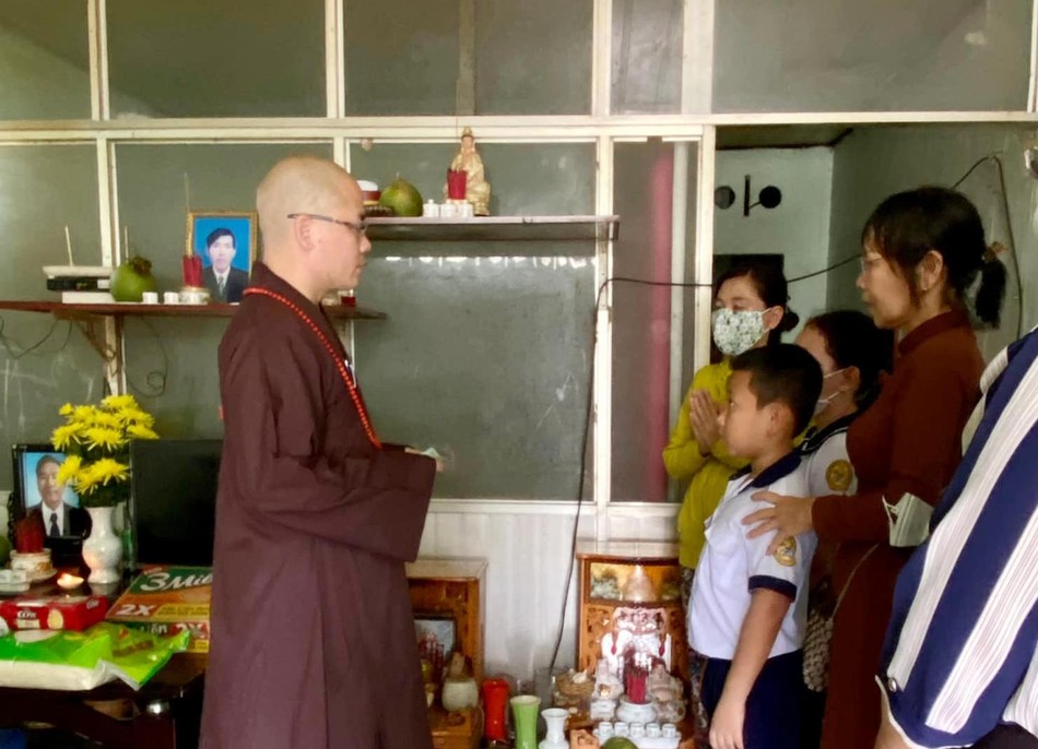 Hỏi thăm và trao quà tặng