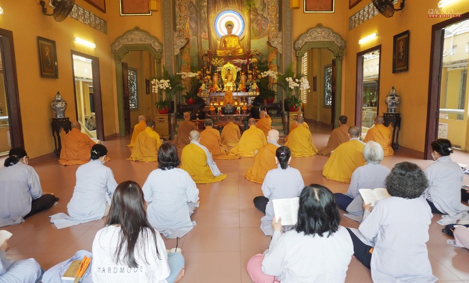 Trước đó là khóa lễ tại chánh điện Trước đó là khóa lễ tại chánh điện