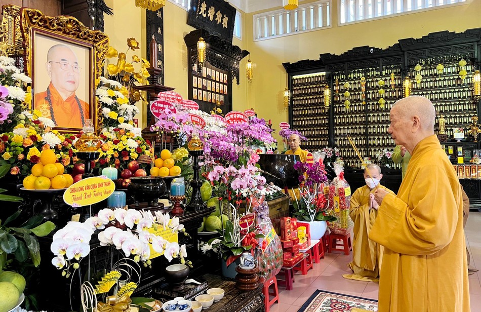 Trưởng lão Hòa thượng Thích Trí Quảng niêm hương tưởng niệm - Ảnh: Hoàng Giang Trưởng lão Hòa thượng Thích Trí Quảng niêm hương tưởng niệm - Ảnh: Hoàng Giang