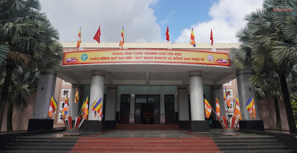 Bên ngoài hội trường