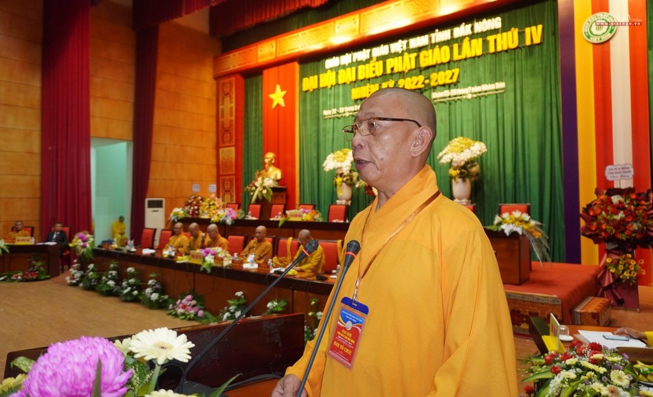 Thượng tọa Thích Quảng Tuấn trình danh sách nhân sự dự kiến nhiệm kỳ 2022-2027