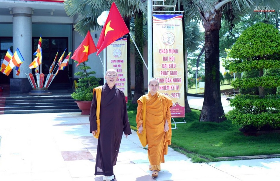 Thượng tọa Thích Quảng Tuấn kiểm tra công tác thiết trí bên ngoài hội trường chiều 21-8 - Ảnh: Ban TT-TT tỉnh Đắk Nông