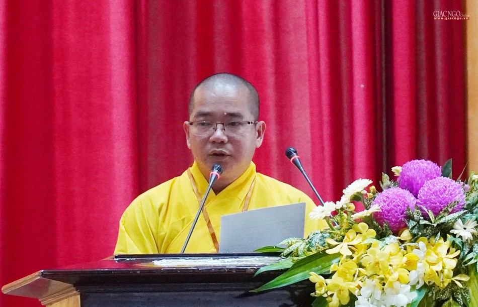 Đại đức Thích Quảng Tráng, Phó Chánh Thư ký kiêm Chánh Văn phòng Ban Trị sự GHPGVN tỉnh Đắk Nông trình dự thảo chương trình hoạt động nhiệm kỳ 2022-2027