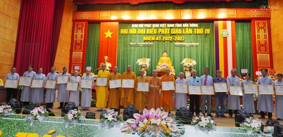 Có 41 cá nhân được Ban Trị sự GHPGVN tỉnh Đắk Nông nhiệm kỳ 2017-2022 trao tặng Bằng tuyên dương công đức