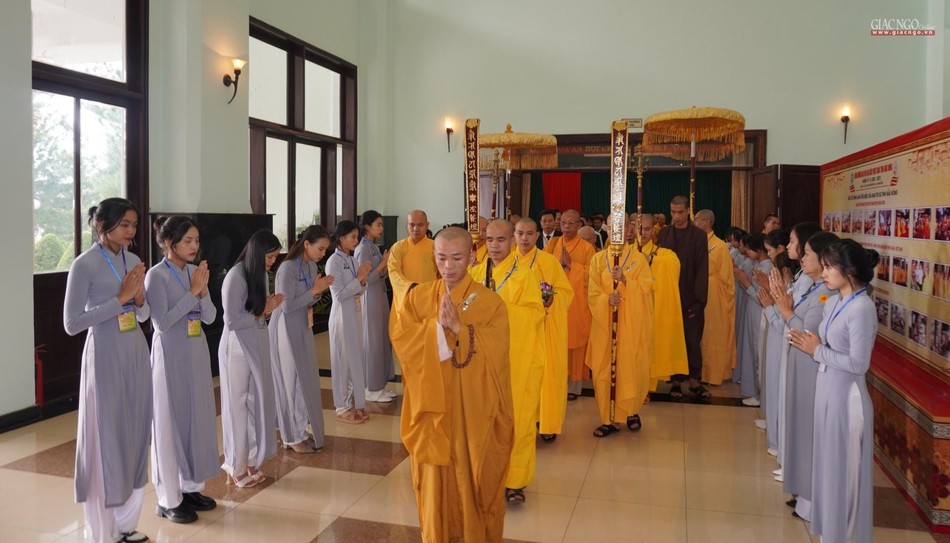 Cung đón chư tôn đức giáo phẩm Cung đón chư tôn đức giáo phẩm