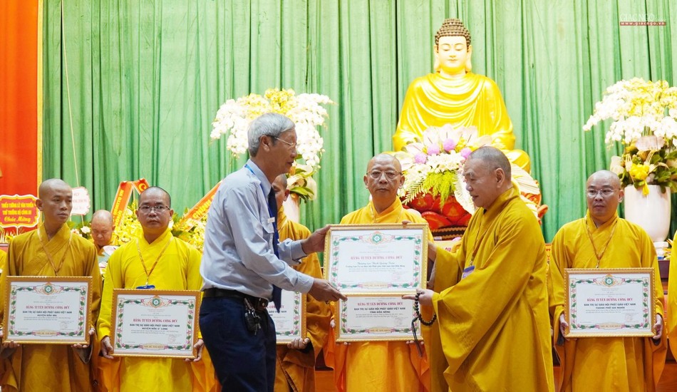 Gia đình Phật tử Đắk Nông nhận Bằng tuyên dương công đức của Trung ương Giáo hội Gia đình Phật tử Đắk Nông nhận Bằng tuyên dương công đức của Trung ương Giáo hội