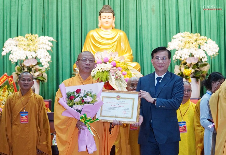 Thượng tọa Thích Quảng Tuấn nhận Bằng khen của Ủy ban Nhân dân tỉnh Đắk Nông Thượng tọa Thích Quảng Tuấn nhận Bằng khen của Ủy ban Nhân dân tỉnh Đắk Nông