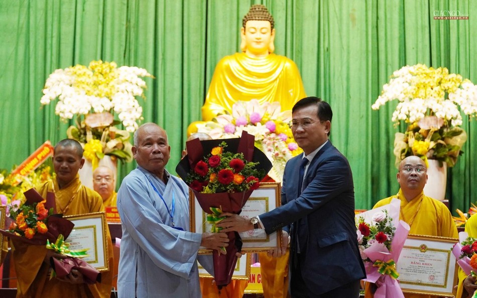 6 tập thể nhận Bằng khen của Ủy ban Nhân dân tỉnh 6 tập thể nhận Bằng khen của Ủy ban Nhân dân tỉnh