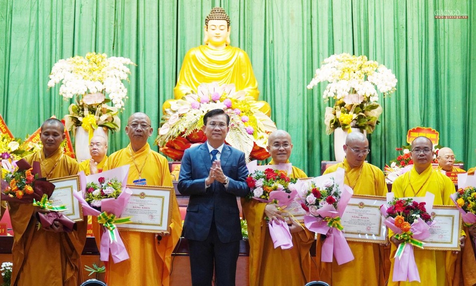 Ông Hồ Văn Mười, Phó Bí thư Tỉnh Ủy, Chủ tịch Ủy Ban Nhân dân tỉnh trao Giấy khen đến của Ủy ban Nhân dân tỉnh đến 6 tập thể Ông Hồ Văn Mười, Phó Bí thư Tỉnh Ủy, Chủ tịch Ủy Ban Nhân dân tỉnh trao Giấy khen đến của Ủy ban Nhân dân tỉnh đến 6 tập thể