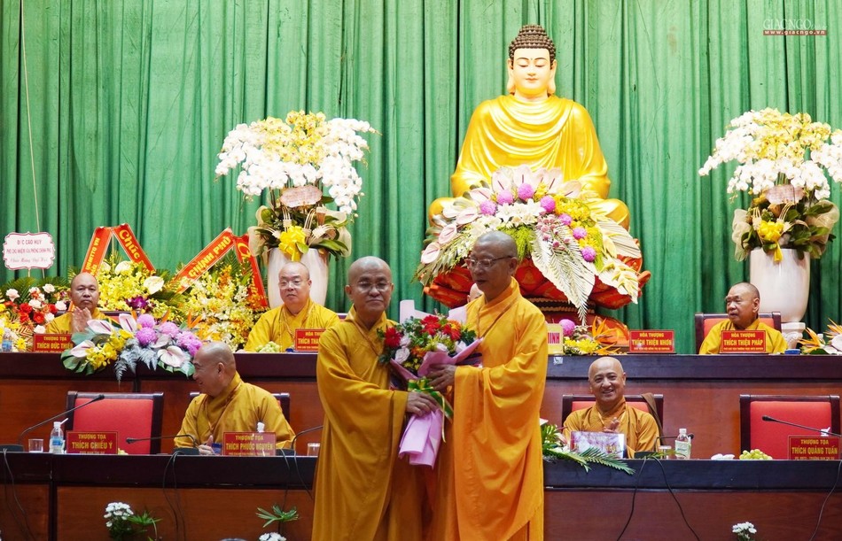 Thượng tọa Thích Quảng Hiền, tân Trưởng ban Trị sự GHPGVN tỉnh Đắk Nông nhiệm kỳ 2022-2027 tặng hoa và quà tri ấn đến Thượng tọa Thích Quảng Tuấn Thượng tọa Thích Quảng Hiền, tân Trưởng ban Trị sự GHPGVN tỉnh Đắk Nông nhiệm kỳ 2022-2027 tặng hoa và quà tri ấn đến Thượng tọa Thích Quảng Tuấn