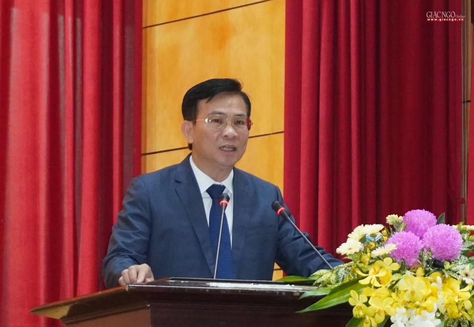 Ông Hồ Văn Mười, Phó Bí thư Tỉnh Ủy, Chủ tịch Ủy Ban Nhân dân tỉnh phát biểu Ông Hồ Văn Mười, Phó Bí thư Tỉnh Ủy, Chủ tịch Ủy Ban Nhân dân tỉnh phát biểu