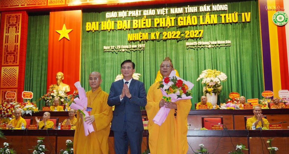 Ông Hồ Văn Mười, Phó Bí thư Tỉnh ủy, Chủ tịch Ủy Ban Nhân dân tỉnh Đắk Nông tặng hoa chúc mừng đến Thượng tọa Thích Quảng Hiền và tri ân đến Thượng tọa Thích Quảng Tuấn Ông Hồ Văn Mười, Phó Bí thư Tỉnh ủy, Chủ tịch Ủy Ban Nhân dân tỉnh Đắk Nông tặng hoa chúc mừng đến Thượng tọa Thích Quảng Hiền và tri ân đến Thượng tọa Thích Quảng Tuấn