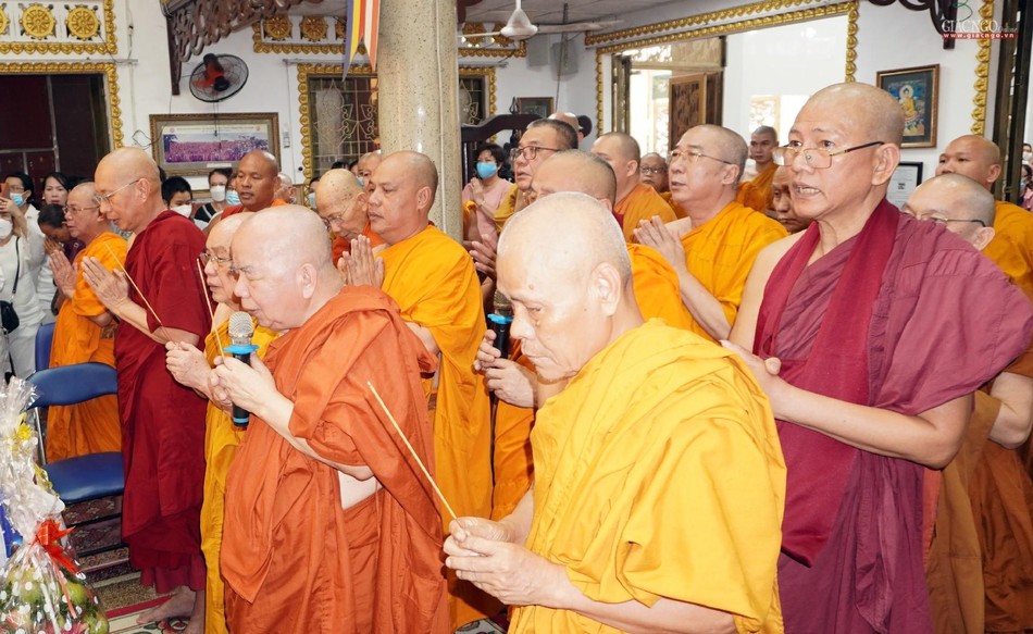 Hòa thượng Thích Thiện Tâm, Phó Chủ tịch Hội đồng Trị sự, trụ trì chùa Phổ Minh, cùng chư tôn giáo phẩm Hệ phái Phật giáo Nam tông dâng hương tưởng niệm