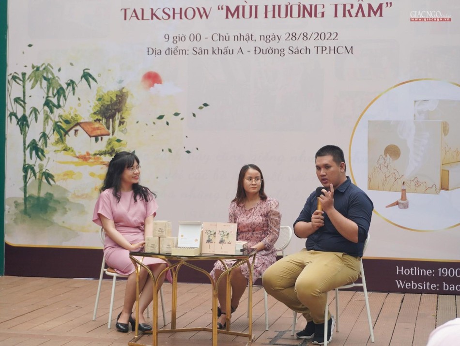 Tác giả Nguyễn Phúc Cao Trí (nam) và Như Hiền (giữa) chia sẻ về ký ức mùi nhớ Tác giả Nguyễn Phúc Cao Trí (nam) và Như Hiền (giữa) chia sẻ về ký ức mùi nhớ