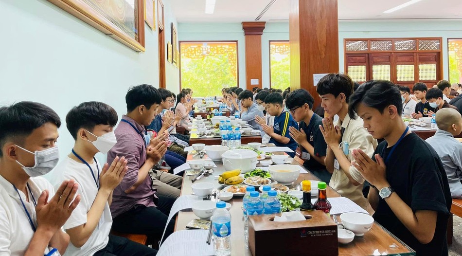 Thực tập ăn cơm trong chánh niệm Thực tập ăn cơm trong chánh niệm