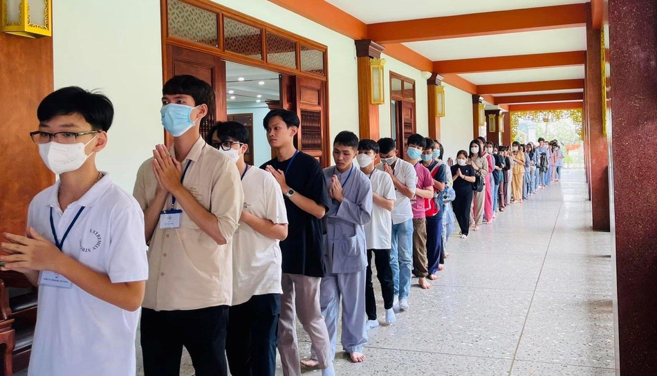 Các bạn trẻ được hướng dẫn kỹ năng kiểm soát suy nghĩ, lời nói và hành vi của mình qua việc hành thiền Các bạn trẻ được hướng dẫn kỹ năng kiểm soát suy nghĩ, lời nói và hành vi của mình qua việc hành thiền