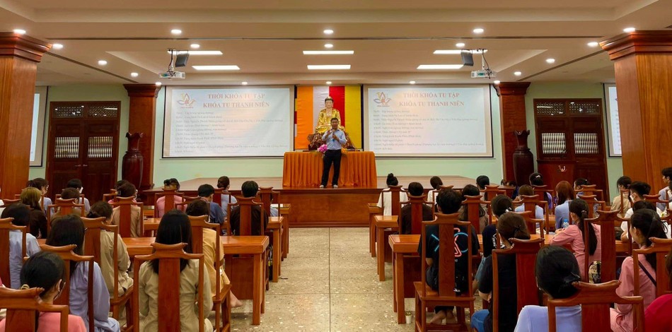 Nghe phổ biến thời khóa tu học một ngày Nghe phổ biến thời khóa tu học một ngày