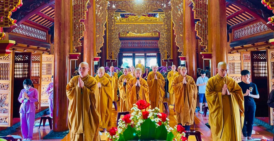 ChưTăng hướng dẫn các bạn trẻ trong khóa lễ Phật ChưTăng hướng dẫn các bạn trẻ trong khóa lễ Phật