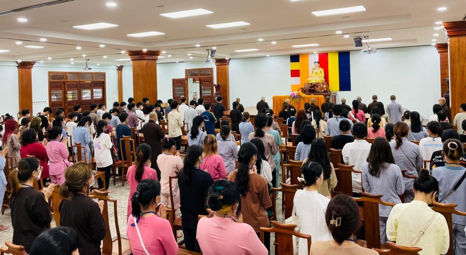 Nghe thuyết pháp tại giảng đường Nghe thuyết pháp tại giảng đường