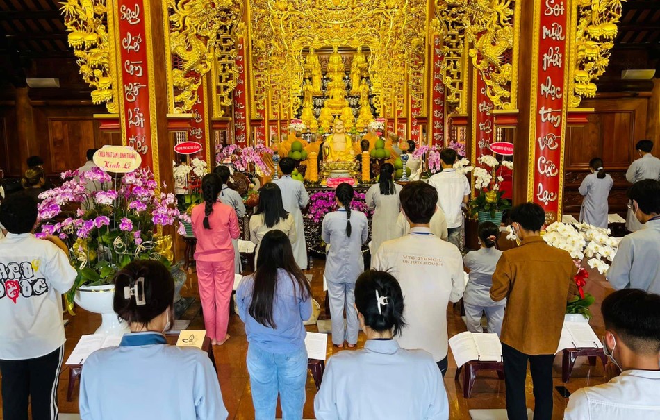 Khóa lễ Phật tại chánh điện Khóa lễ Phật tại chánh điện