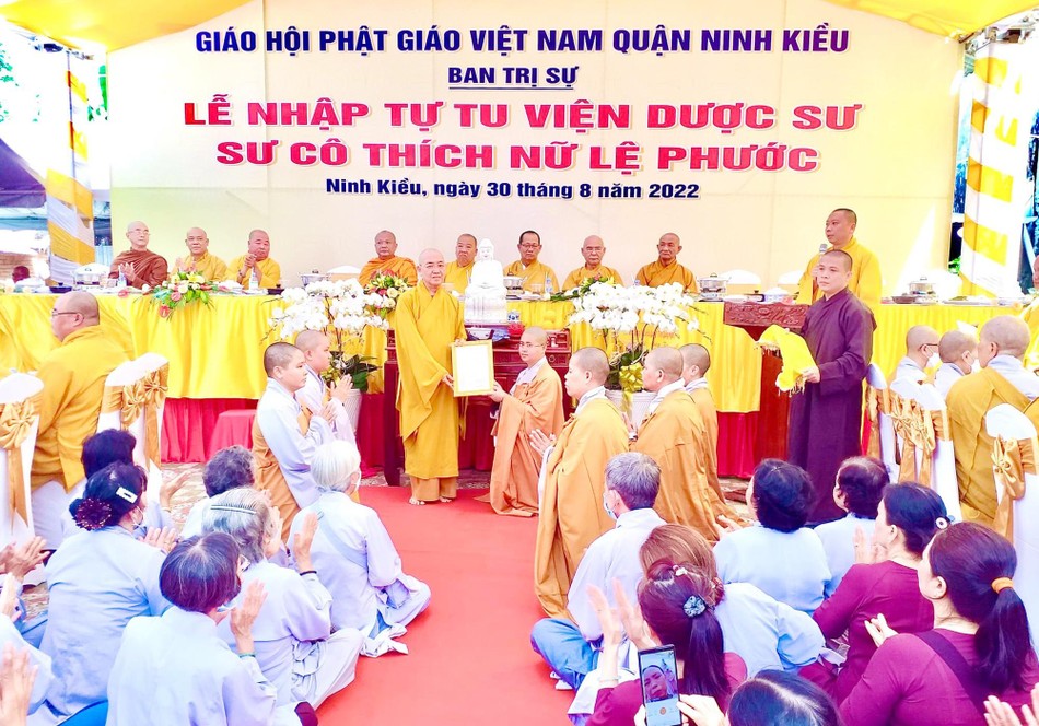 Thượng tọa Thích Bình Tâm trao quyết định đến Sư cô Thích nữ Lệ Phước