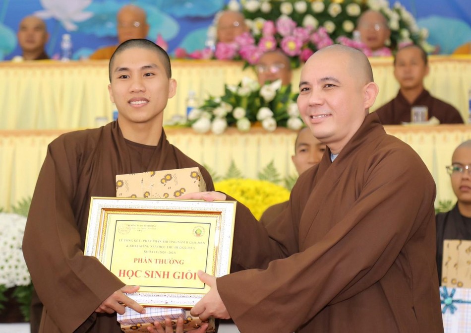 Thượng tọa Thích Đồng Thành trao phần thưởng đến Tăng sinh Thượng tọa Thích Đồng Thành trao phần thưởng đến Tăng sinh