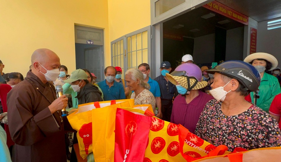 Thượng tọa Thích Tắc Bạch thăm hỏi đến bà con trước khi tặng quà Thượng tọa Thích Tắc Bạch thăm hỏi đến bà con trước khi tặng quà