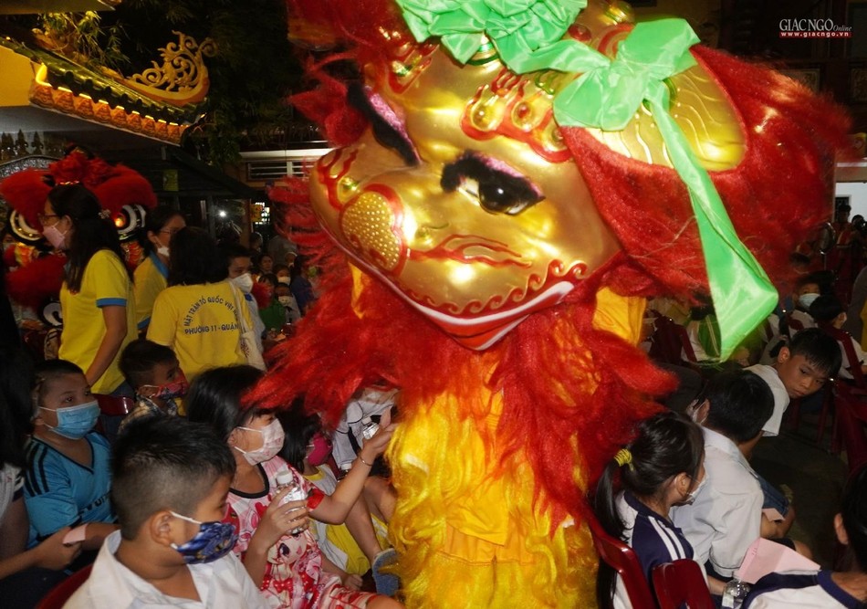 Thích thú khi được xem múa lân