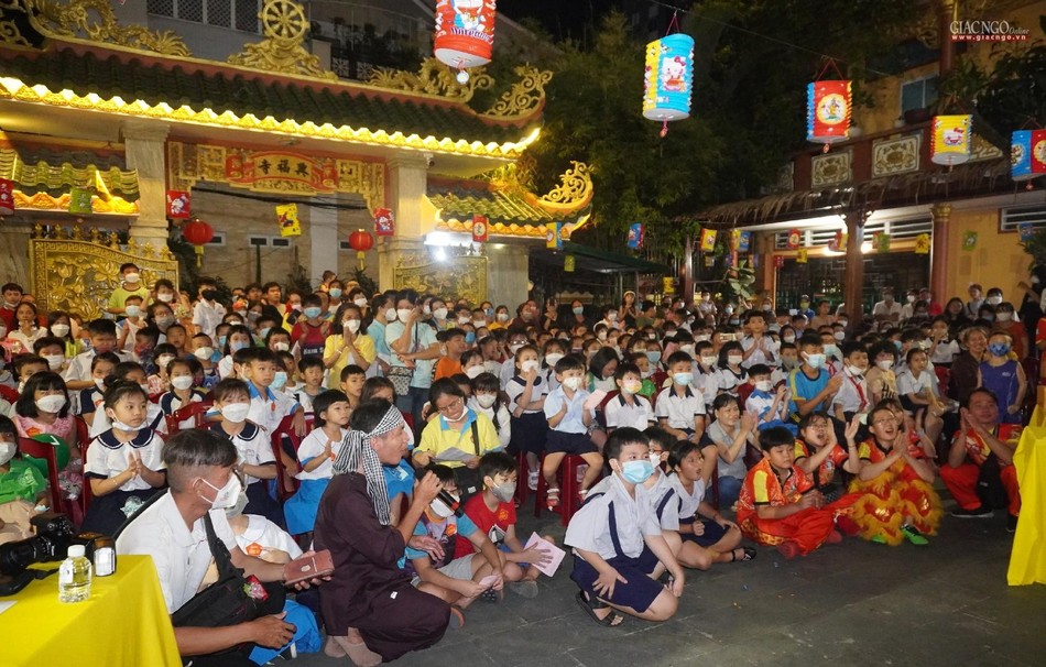 Hơn 300 em nhỏ trên địa bàn quận 3 về chùa Hưng Phước vui trung thu