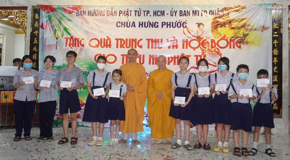 Đại đức Thích Trí Huệ và Thượng tọa Thích Minh Trí, Phó trụ trì chùa Hưng Phước trao học bổng