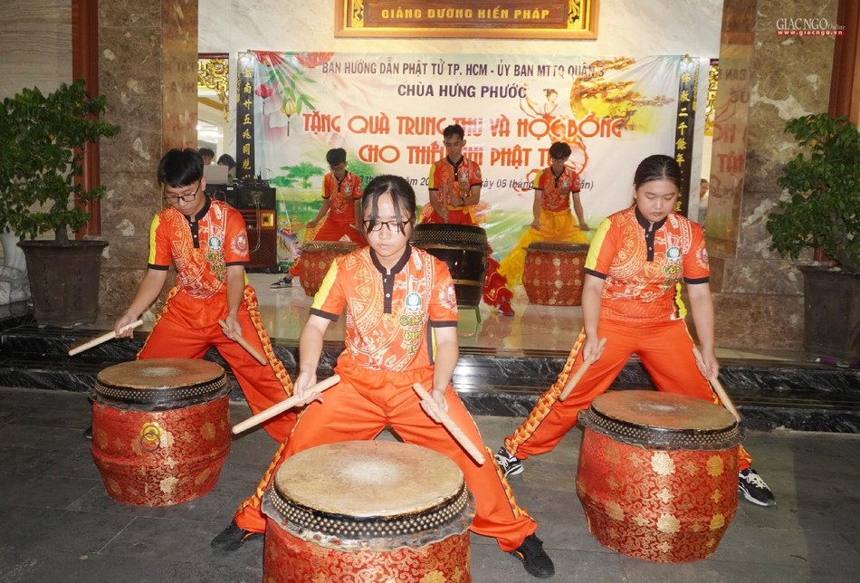 Tiết mục biểu diễn của đơn vị Gia đình Phật tử Đức Trí