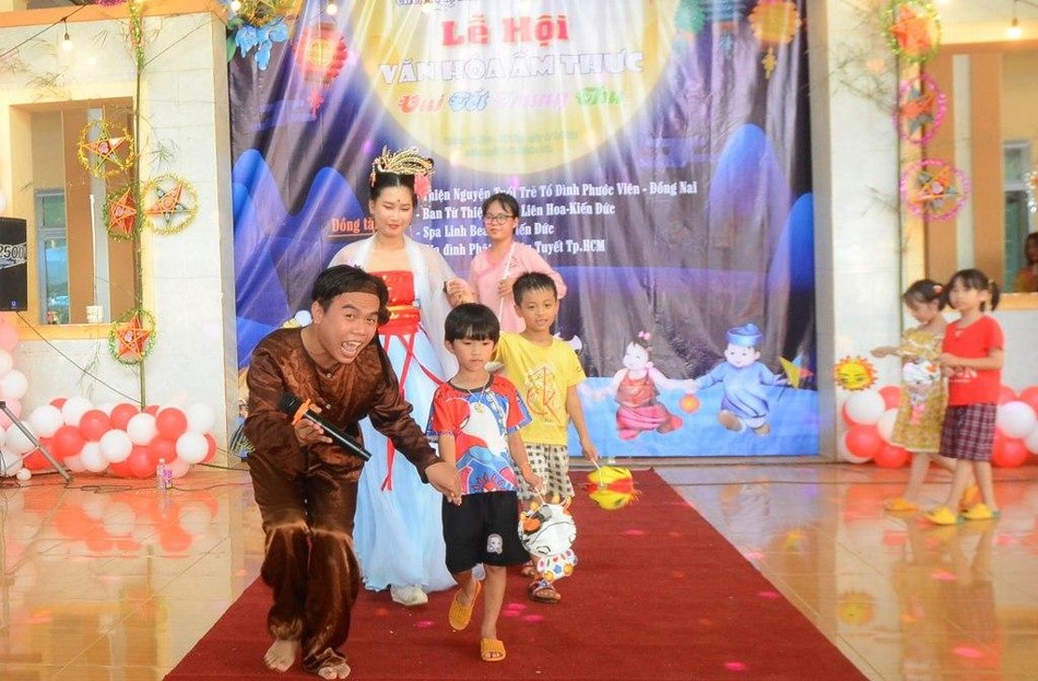 Chú Cuội và chị Hằng hướng dẫn các em rước đèn trung thu Chú Cuội và chị Hằng hướng dẫn các em rước đèn trung thu