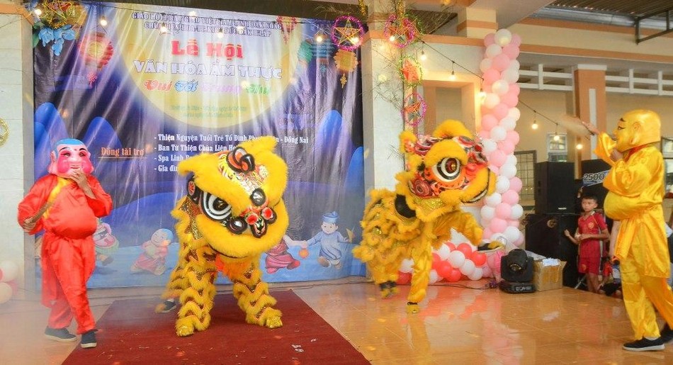 Múa lân mở đầu cho phần hội trung thu Múa lân mở đầu cho phần hội trung thu