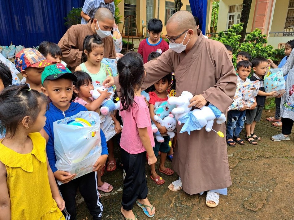 Trao quà đến các em học sinh