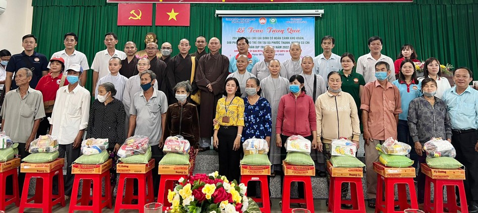 Tặng quà đến các gia đình khó khăn - Ảnh:LSHH