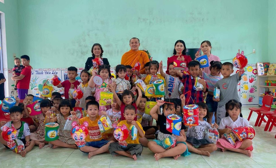 Niềm vui trung thu về với các em nhỏ Niềm vui trung thu về với các em nhỏ
