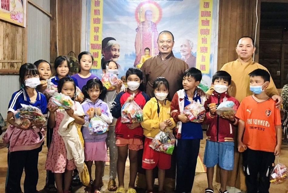 Chư tôn đức trao quà cho các em nhỏ tại điểm sinh hoạt tôn giáo xã Quảng Tâm, huyện Tuy Đức, tỉnh Đắk Nông Chư tôn đức trao quà cho các em nhỏ tại điểm sinh hoạt tôn giáo xã Quảng Tâm, huyện Tuy Đức, tỉnh Đắk Nông