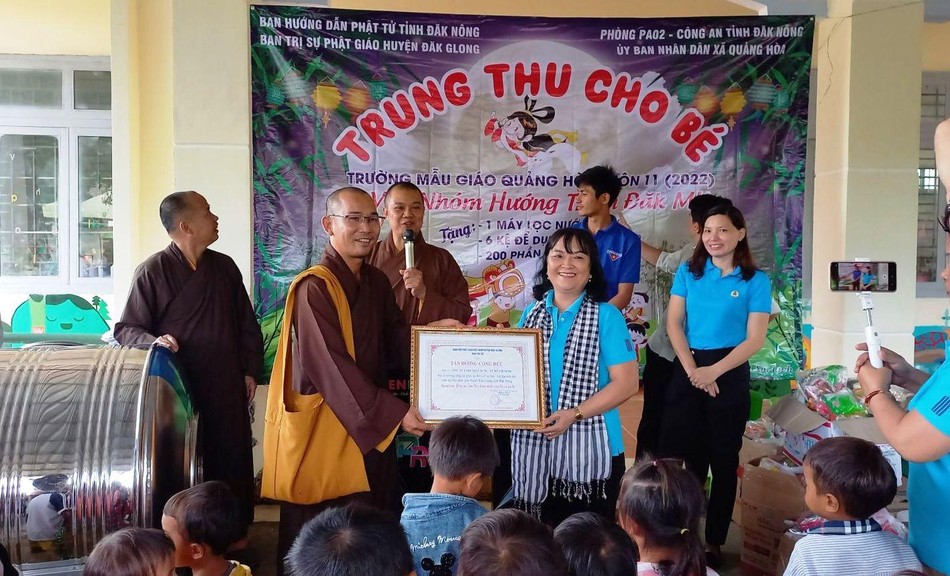 Chư tôn đức cảm ơn đến mạnh thường quân đã trao tặng quà trung thu, máy lọc nước, dụng cụ học tập đến đoàn từ thiện Chư tôn đức cảm ơn đến mạnh thường quân đã trao tặng quà trung thu, máy lọc nước, dụng cụ học tập đến đoàn từ thiện