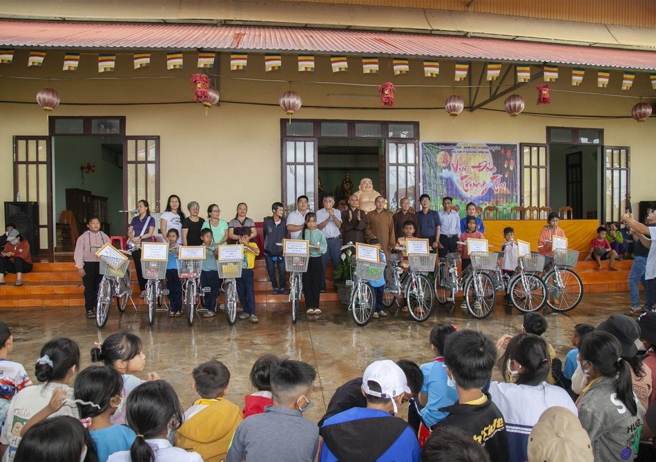 Tặng quà đến các em học sinh hiếu học Tặng quà đến các em học sinh hiếu học