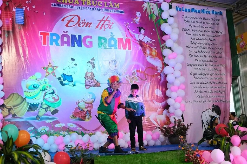 Các em nhỏ giao lưu với chú Cuội trong đêm trung thu tại chùa Trúc Lâm Các em nhỏ giao lưu với chú Cuội trong đêm trung thu tại chùa Trúc Lâm