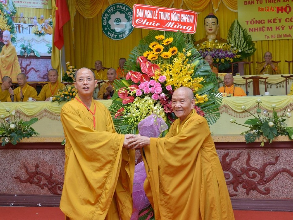 Hòa thượng Thích Huệ Minh, Trưởng ban Nghi lễ Trung ương trao lẵng hoa chúc mừng
