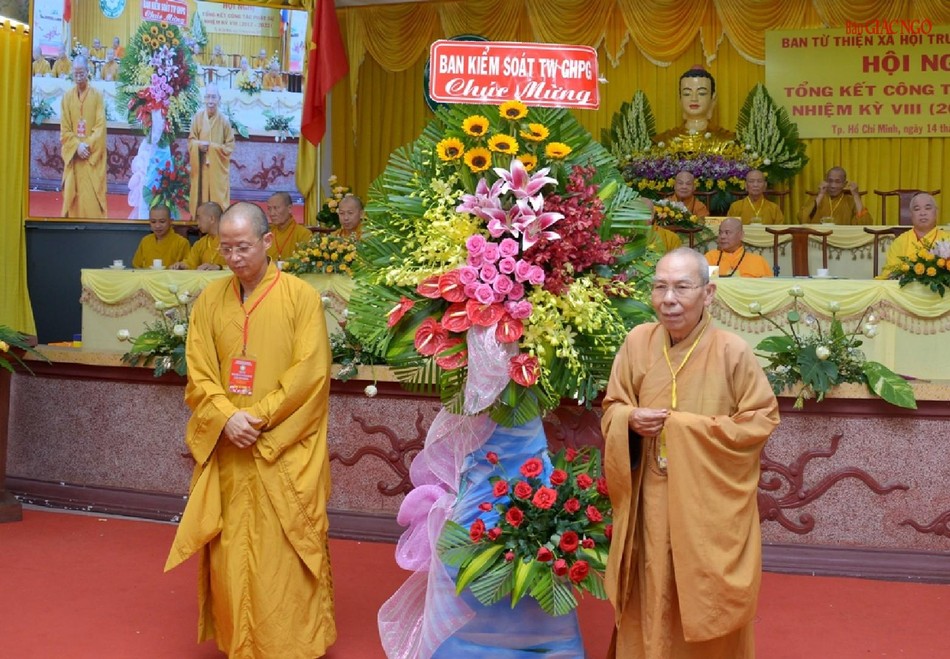 Hòa thượng Thích Thiện Đức, Ủy viên Thường trực Hội đồng Trị sự, Phó Trưởng ban, Chánh Thư ký Ban Kiểm soát Trung ương trao lẵng hoa chúc mừng của Ban Kiểm soát Trung ương
