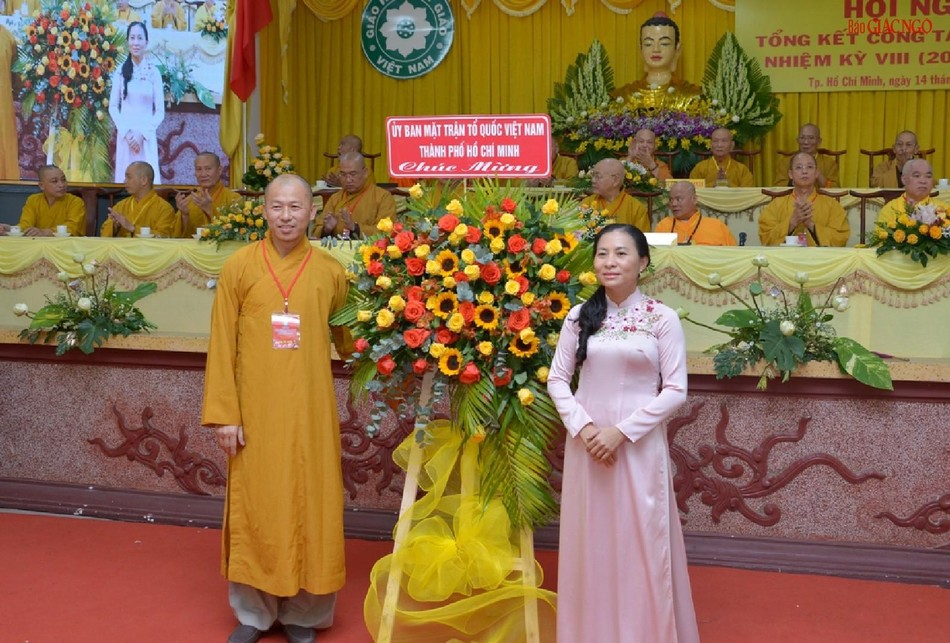 Bà Phan Kiều Thanh Hương tặng hoa chúc mừng của Ủy ban MTTQVN TP.HCM