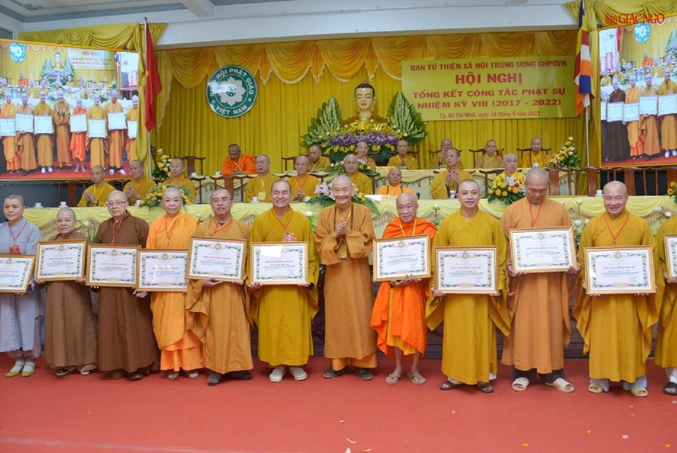 Hòa thượng Thích Thanh Hùng, Ủy viên Thường trực Hội đồng Trị sự, Trưởng ban Hướng dẫn Phật tử Trung ương trao Bằng Tuyên dương công đức của Hội đồng Trị sự đến các cá nhân