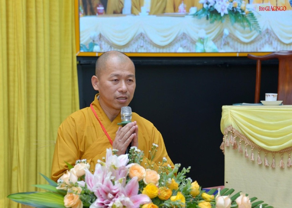 Thượng tọa Thích Minh Nhẫn, Phó ban Từ thiện Xã hội Trung ương đọc quyết định tặng Bằng Tuyên dương công đức của Ban Từ thiện - Xã hội Trung ương đến các tập thể và cá nhân đã hoàn thành xuất sắc công tác từ thiện xã hội nhiệm kỳ