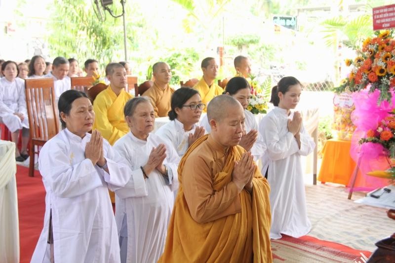 Sư cô Thích nữ Liên Kim cùng Phật tử lắng nghe lời đạo từ của Hòa thượng Thích Châu Quang Sư cô Thích nữ Liên Kim cùng Phật tử lắng nghe lời đạo từ của Hòa thượng Thích Châu Quang