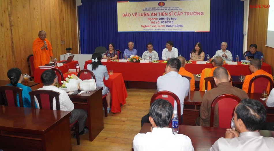 Nghiên cứu sinh Danh Lùng bảo vệ luận án trước hội đồng Nghiên cứu sinh Danh Lùng bảo vệ luận án trước hội đồng