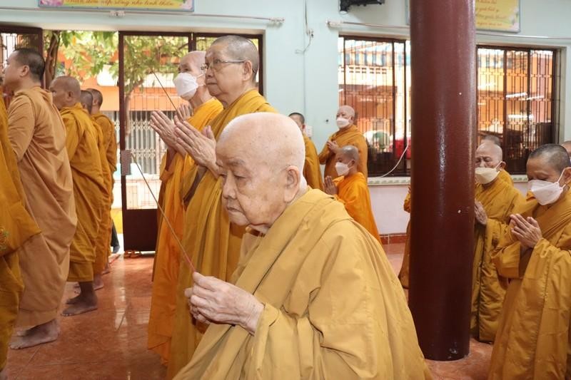 Ni trưởng Tân liên thành kính dâng hương tưởng niệm Ni trưởng Tân liên thành kính dâng hương tưởng niệm