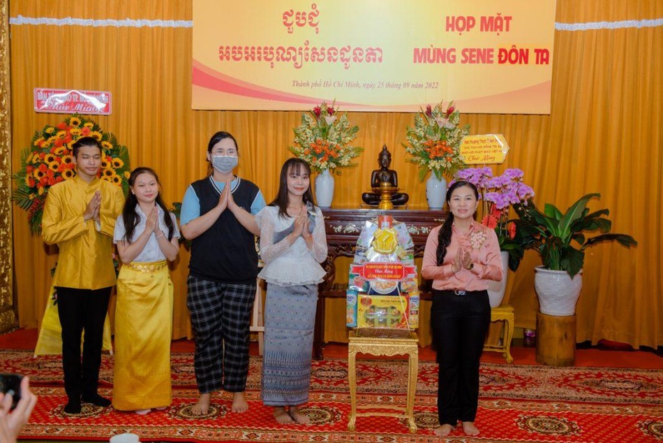 Bà Phan Kiều Thanh Hương tặng quà Bà Phan Kiều Thanh Hương tặng quà