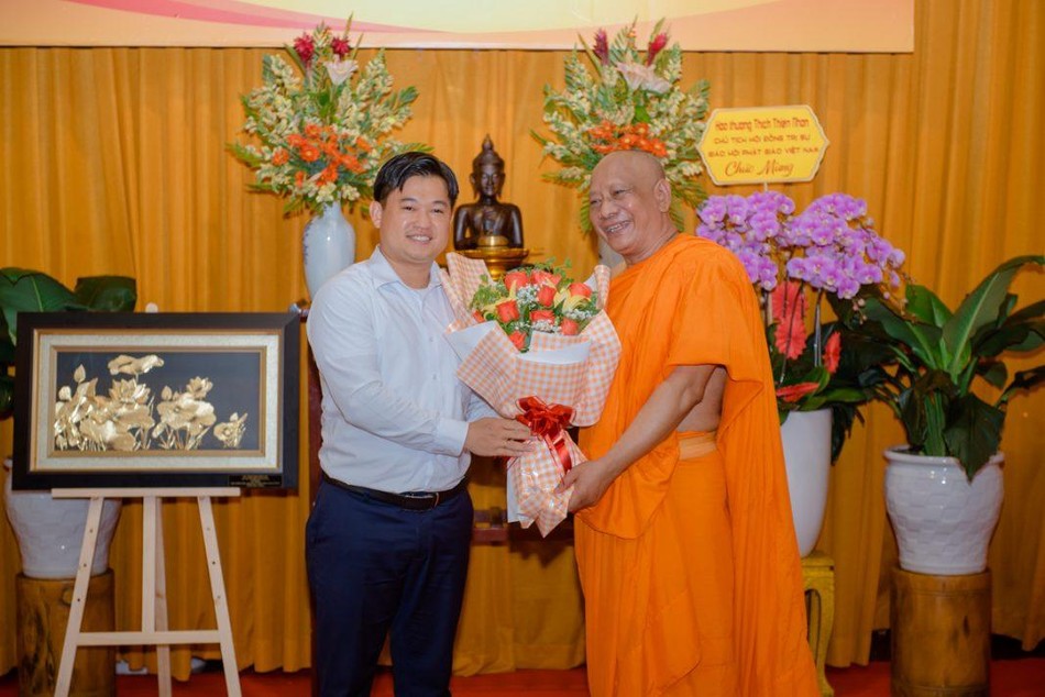 Ông Sok Dareth tặng hoa chúc mừng Ông Sok Dareth tặng hoa chúc mừng